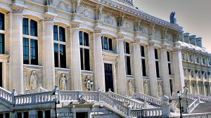 Palais-de-justice-lumineux